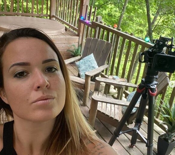 Kelly Helard des "Ch'tis" en tournage dans une forêt, le 9 octobre 2019
