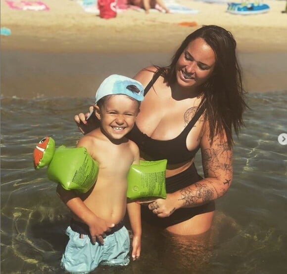 Kelly Helard des "Ch'tis" et son fils Lyam à la plage, le 31 juillet 2019