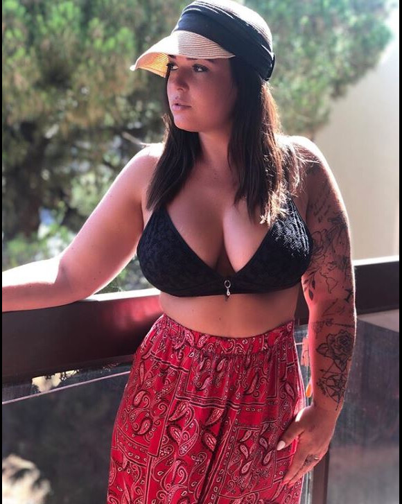 Kelly Helard des "Ch'tis" en maillot de bain et jupe sur Instagram, le 30 juillet 2019