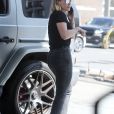 Exclusif - Hilary Duff fait le plein de son énorme 4x4 Mercedes à West Hollywood le 21 octobre 2019.