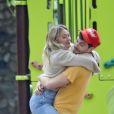Exclusif - Hilary Duff se promène avec son compagnon Matthew Koma et sa fille Banks Violet Bair au parc de Cold Water dans le quartier de Beverly Hills à Los Angeles. Le couple très amoureux se taquinent et se câlinent, le 27 septembre 2019
