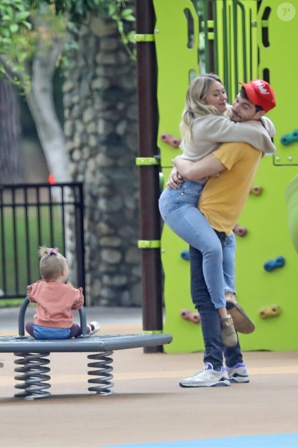 Exclusif - Hilary Duff se promène avec son compagnon Matthew Koma et sa fille Banks Violet Bair au parc de Cold Water dans le quartier de Beverly Hills à Los Angeles. Le couple très amoureux se taquinent et se câlinent, le 27 septembre 2019