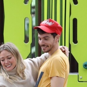 Exclusif - Hilary Duff se promène avec son compagnon Matthew Koma et sa fille Banks Violet Bair au parc de Cold Water dans le quartier de Beverly Hills à Los Angeles. Le couple très amoureux se taquinent et se câlinent le 27 septembre 2019.