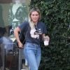 Hilary Duff est allée boire un café avec une amie chez Alfred's Coffee dans le quartier de West Hollywood à Los Angeles, le 24 septembre 2019.