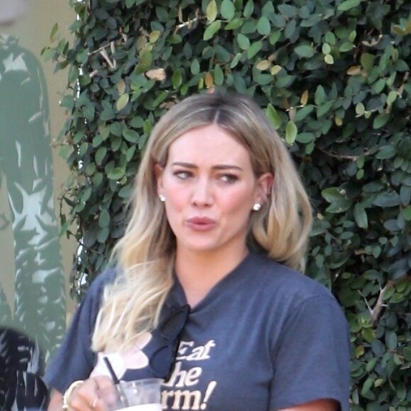 Hilary Duff est allée boire un café avec une amie chez Alfred's Coffee dans le quartier de West Hollywood à Los Angeles, le 24 septembre 2019.