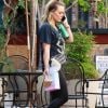 Exclusif - Hilary Duff est allée acheter de la nourriture à emporter à la sortie de son cours de gym dans le quartier de Sherman Oaks à Los Angeles, le 24 septembre 2019.