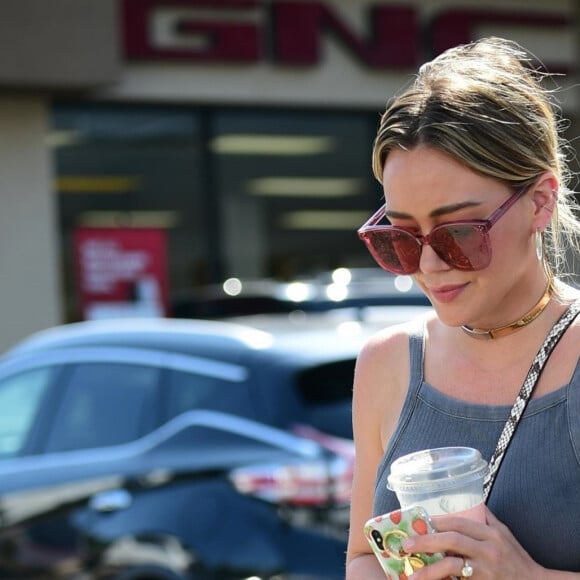Hilary Duff porte un sac effet serpent et des lunettes de soleil XXL lors d'une virée shopping chez Sephora dans le quartier de Studio City à Los Angeles, le 19 septembre 2019.