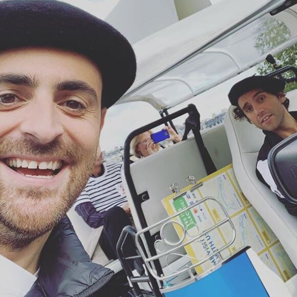 Camille Combal avec Mika sur le tournage de "Plan C", le 7 octobre 2019