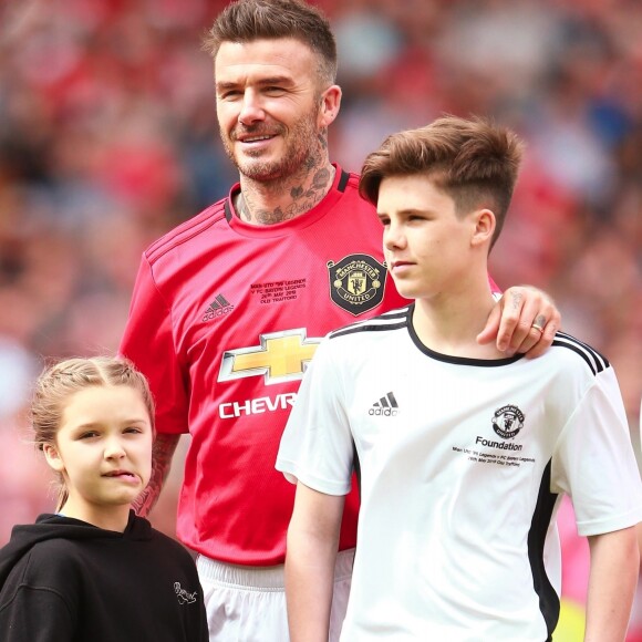 David Beckham avec ses enfants Romeo et Harper - David Beckham joue un match de charité commémoratif de la finale légendaire de Ligue des champions de 1999 à Manchester en Angleterre, le 26 mai 2019.