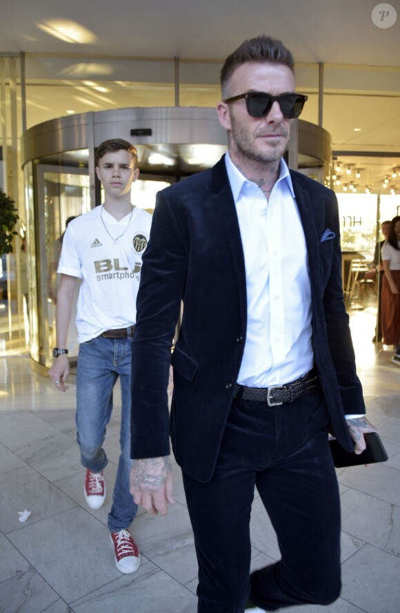 Exclusif - David Beckham et son fils Romeo quittent leur hôtel à Séville pour assister à la finale de la Copa del Rey qui oppose Valence à Barcelone le 25 mai 2019.
