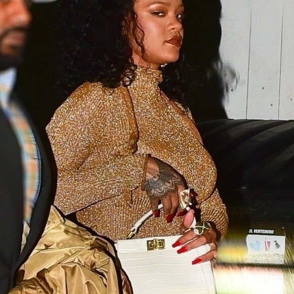 Exclusif - Rihanna porte un ensemble or très glamour alors qu'elle arrive au restaurant italien Giorgio Baldi. La star est entrée par la porte de la cuisine située à l'arrière du restaurant. Rihanna est arrivée après la fermeture des lieux avec quelques amis, ils ont pu profiter du restaurant privatisé pour la soirée. Santa Monica, le 24 octobre 2019.