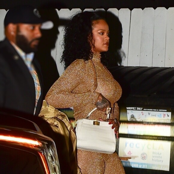 Exclusif - Rihanna porte un ensemble or très glamour alors qu'elle arrive au restaurant italien Giorgio Baldi. La star est entrée par la porte de la cuisine située à l'arrière du restaurant. Rihanna est arrivée après la fermeture des lieux avec quelques amis, ils ont pu profiter du restaurant privatisé pour la soirée. Santa Monica, le 24 octobre 2019.