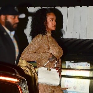 Exclusif - Rihanna porte un ensemble or très glamour alors qu'elle arrive au restaurant italien Giorgio Baldi. La star est entrée par la porte de la cuisine située à l'arrière du restaurant. Rihanna est arrivée après la fermeture des lieux avec quelques amis, ils ont pu profiter du restaurant privatisé pour la soirée. Santa Monica, le 24 octobre 2019.