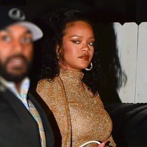 Exclusif - Rihanna porte un ensemble or très glamour alors qu'elle arrive au restaurant italien Giorgio Baldi. La star est entrée par la porte de la cuisine située à l'arrière du restaurant. Rihanna est arrivée après la fermeture des lieux avec quelques amis, ils ont pu profiter du restaurant privatisé pour la soirée. Santa Monica, le 24 octobre 2019.