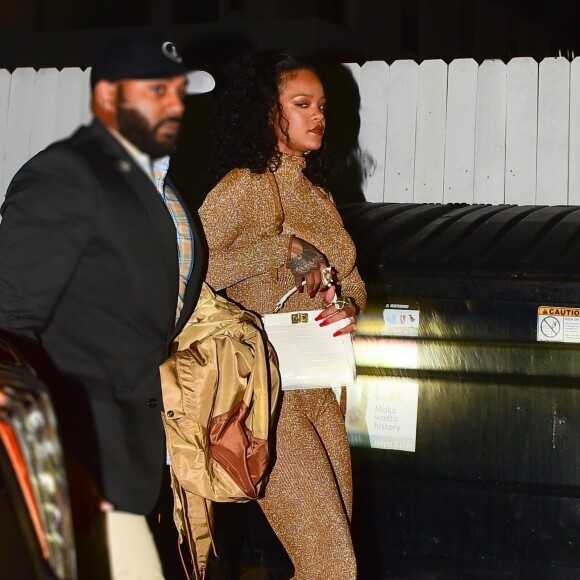 Exclusif - Rihanna porte un ensemble or très glamour alors qu'elle arrive au restaurant italien Giorgio Baldi. La star est entrée par la porte de la cuisine située à l'arrière du restaurant. Rihanna est arrivée après la fermeture des lieux avec quelques amis, ils ont pu profiter du restaurant privatisé pour la soirée. Santa Monica, le 24 octobre 2019.