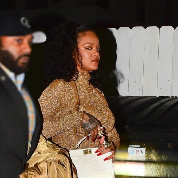 Exclusif - Rihanna porte un ensemble or très glamour alors qu'elle arrive au restaurant italien Giorgio Baldi. La star est entrée par la porte de la cuisine située à l'arrière du restaurant. Rihanna est arrivée après la fermeture des lieux avec quelques amis, ils ont pu profiter du restaurant privatisé pour la soirée. Santa Monica, le 24 octobre 2019.