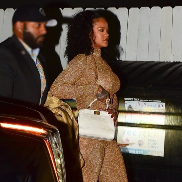 Exclusif - Rihanna porte un ensemble or très glamour alors qu'elle arrive au restaurant italien Giorgio Baldi. La star est entrée par la porte de la cuisine située à l'arrière du restaurant. Rihanna est arrivée après la fermeture des lieux avec quelques amis, ils ont pu profiter du restaurant privatisé pour la soirée. Santa Monica, le 24 octobre 2019.