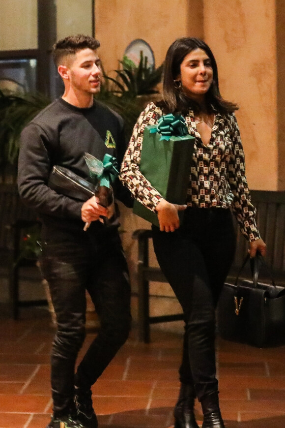 Exclusif - Nick Jonas et sa femme Priyanka Chopra arrivent avec des cadeaux pour un dîner entre amis au restaurant Via Alloro la nuit de Yom Kippour à Beverly Hills le 9 octobre 2019.09/10/2019 - Los Angeles