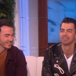 Un homme déguisé en Blake Shelton dans l'émission "The Voice" surprend les frères Nick, Joe et Kevin Jonas sur le plateau de l'émission "The Ellen Degeneres Show" à Los Angeles le 7 octobre 2019.