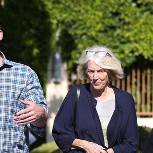 Ben Affleck avec  sa mère Christine Anne Boldt et ses enfants après leur sortie de l'école à Los Angeles le 18 octobre 2019.