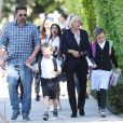 Ben Affleck avec  sa mère Christine Anne Boldt et ses enfants après leur sortie de l'école à Los Angeles le 18 octobre 2019.