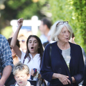 Ben Affleck avec  sa mère Christine Anne Boldt et ses enfants après leur sortie de l'école à Los Angeles le 18 octobre 2019.