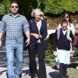 Ben Affleck avec  sa mère Christine Anne Boldt et ses enfants après leur sortie de l'école à Los Angeles le 18 octobre 2019.