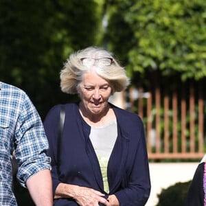 Ben Affleck avec  sa mère Christine Anne Boldt et ses enfants après leur sortie de l'école à Los Angeles le 18 octobre 2019.