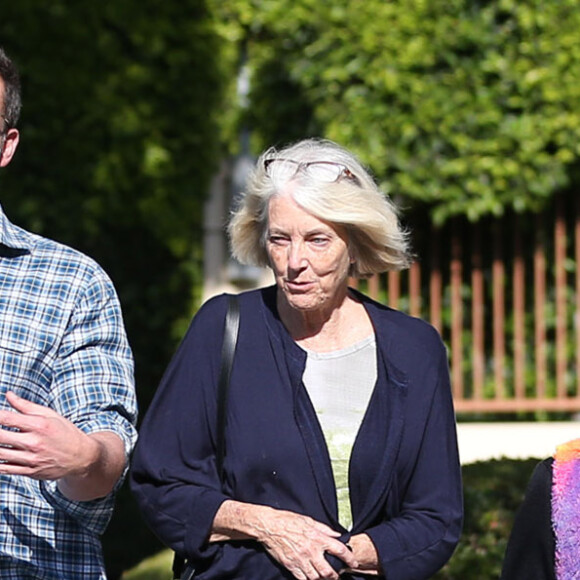 Ben Affleck avec  sa mère Christine Anne Boldt et ses enfants après leur sortie de l'école à Los Angeles le 18 octobre 2019.