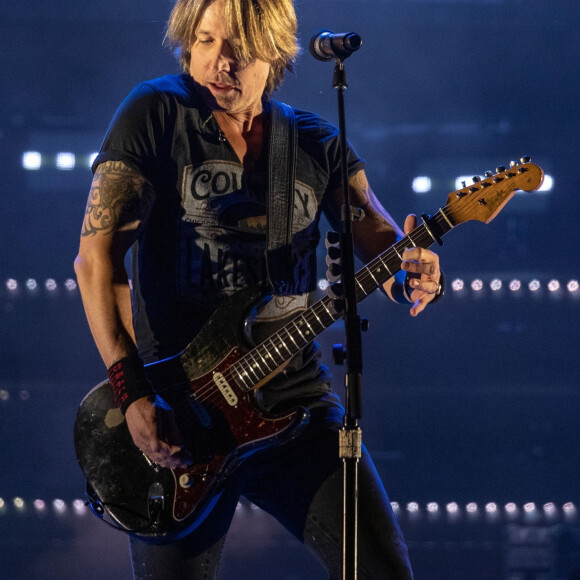 Keith Urban donne un concert lors du "LakeShake Country Music Festival" à Chicago, le 22 juin 2019. Le mari de N. Kidman avait reçu le 7 avril dernier le prix d'artiste de l'année lors de la 54e cérémonie des "Academy of Country Music Awards". Chicago, le 23 juin 2019.
