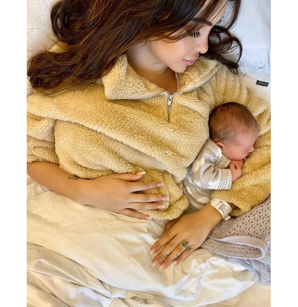 Nabilla Benattia fait une sieste avec son fils Milann, octobre 2019