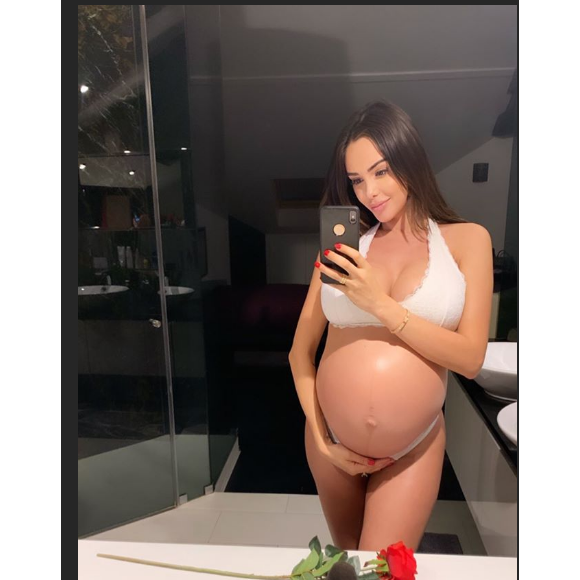 Nabilla Benattia, enceinte de son premier enfant, pose sur Instagram, le 26 septembre 2019