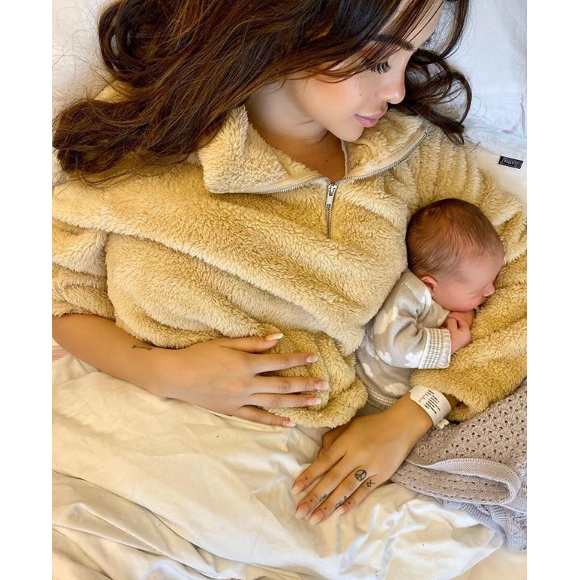 Nabilla Benattia fait une sieste avec son fils Milann, octobre 2019