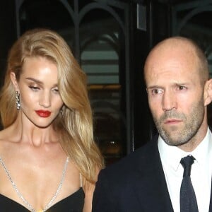 Rosie Huntington-Whiteley et Jason Statham ont assisté aux Harper's Bazaar Women Of The Year Awards à l'hôtel Claridge's. Londres, le 29 octobre 2019.