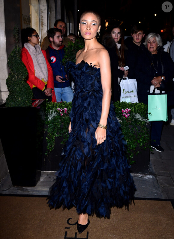 Le top model Adwoa Aboah a assisté aux Harper's Bazaar Women Of The Year Awards à l'hôtel Claridge's. Londres, le 29 octobre 2019.