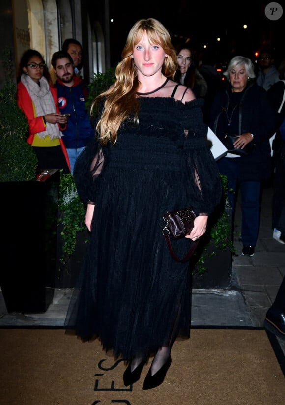 La créatrice Molly Goddard a assisté aux Harper's Bazaar Women Of The Year Awards à l'hôtel Claridge's. Londres, le 29 octobre 2019.
