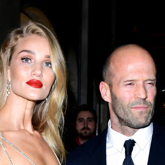 Rosie Huntington-Whiteley et Jason Statham ont assisté aux Harper's Bazaar Women Of The Year Awards à l'hôtel Claridge's. Londres, le 29 octobre 2019.