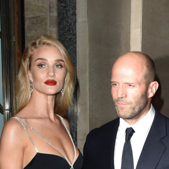Rosie Huntington-Whiteley et Jason Statham ont assisté aux Harper's Bazaar Women Of The Year Awards à l'hôtel Claridge's. Londres, le 29 octobre 2019.