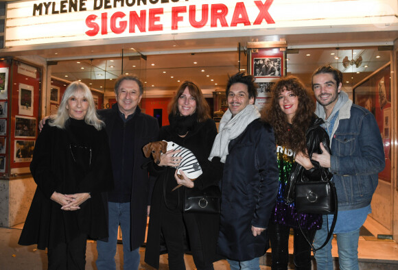 Exclusif - Dany Saval avec son mari Michel Drucker, sa fille Stéfanie Jarre avec son compagnon Laurent Arcaro, sa fille Rebecca Jarre et son compagnon au cinéma Mac Mahon à Paris le 27 octobre 2019 pour la projection lors de deux séances exceptionnelles du film "Signé Furax" de Marc Simenon, organisée par Mylène Demongeot en hommage à son défunt mari. © Coadic Guirec/Bestimage