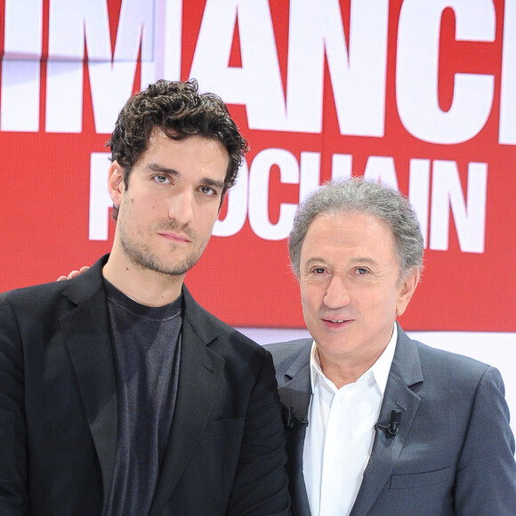 Exclusif - Louis Garrel et Michel Drucker lors de l'enregistrement de l'émission "Vivement Dimanche prochain" présentée par M.Drucker et diffusée le 3 novembre 2019 sur France 2. Le 21 octobre 2019 © Guillaume Gaffiot / Bestimage