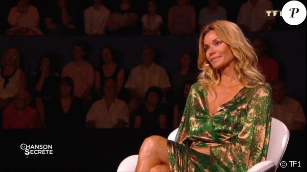 Ingrid Chauvin en larmes sur le plateau de &quot;La Chanson Secrète&quot; le 1er novembre 2019 sur TF1.