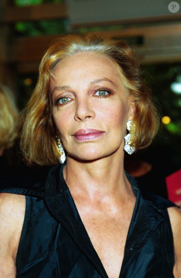 Marie Laforêt - Soirée "Une voix contre le sida". Espace Cardin de Paris. Le 15 mai 2001.