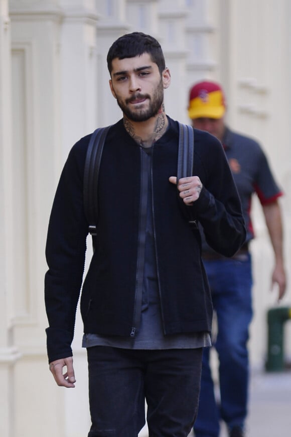 Zayn Malik se promène dans le quartier de Soho à New York, le 30 septembre 2018. Il porte un sac à dos Louis Vuitton. © CPA/Bestimage