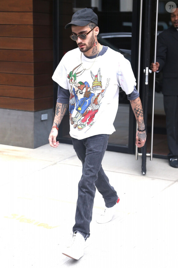 Zayn Malik (qui porte un t-shirt Looney Tunes) sort de chez sa compagne Gigi Hadid a New York, le 10 mai 2018.