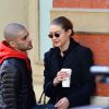 Exclusif - Prix Spécial - No Web - Gigi Hadid et Zayn Malik à nouveau en couple, s'embrassent tendrement dans les rues de New York, ils se sont promenés en buvant un café et ont donné de l'argent à un SDF. New York le 29 avril 2018.
