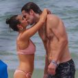 Exclusif - Nina Dobrev et son compagnon Grant Mellon s'amusent, se câlinent et s'embrassent sur la plage de Maui à Hawaii, le 31 août 2019