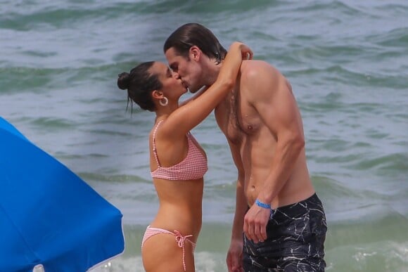 Exclusif - Nina Dobrev et son compagnon Grant Mellon s'amusent, se câlinent et s'embrassent sur la plage de Maui à Hawaii, le 31 août 2019