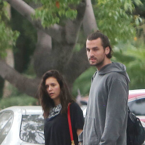Exclusif - Nina Dobrev et son compagnon Grant Mellon prennent un Uber à Los Angeles, le 4 juillet 2019.