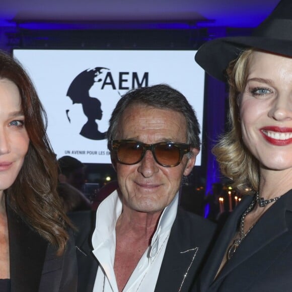 Carla Bruni-Sarkozy, Eric Pfrunder et Eva Herzigova au dîner de gala de l'association AEM (Un Avenir pour les Enfants du Monde) au bénéfice des enfants du Rwanda organisée par Babeth Djian au Pavillon Ledoyen à Paris, France, le 11 décembre 2018. © Olivier Borde/Bestimage