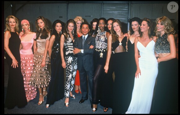 Karen Mulder, Eva Herzigova, le créateur Valentino Garavani, Carla Bruni, Christy Turlington et Claudia Schiffer à Paris. Le 1er octobre 1992.